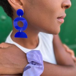 Pendientes de metacrilato azul Vibrante de la Colección Lori, diseño geométrico moderno hecho a mano en Barcelona.