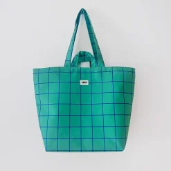 Bolsa grande de color verde con líneas a cuadros de color azul