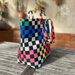 Bolsa de asas sostenible hecha de PET reciclado en Barcelona