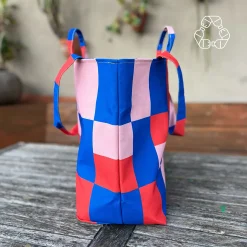 Bolsa de asas sostenible hecha de PET reciclado en Barcelona