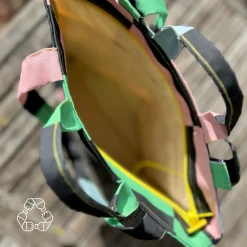 Tote Bag convertible a mochila con estampado geométrico que forman cuadros de colores negro, azul , rosa y verde