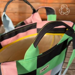 Tote Bag convertible a mochila con estampado geométrico que forman cuadros de colores negro, azul , rosa y verde