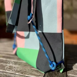 Tote Bag convertible a mochila con estampado geométrico que forman cuadros de colores negro, amarillo, beis, azul y verde