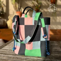 Tote Bag convertible a mochila con estampado geométrico que forman cuadros de colores negro, azul , rosa y verde