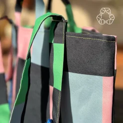 Tote Bag convertible a mochila con estampado geométrico que forman cuadros de colores negro, azul , rosa y verde