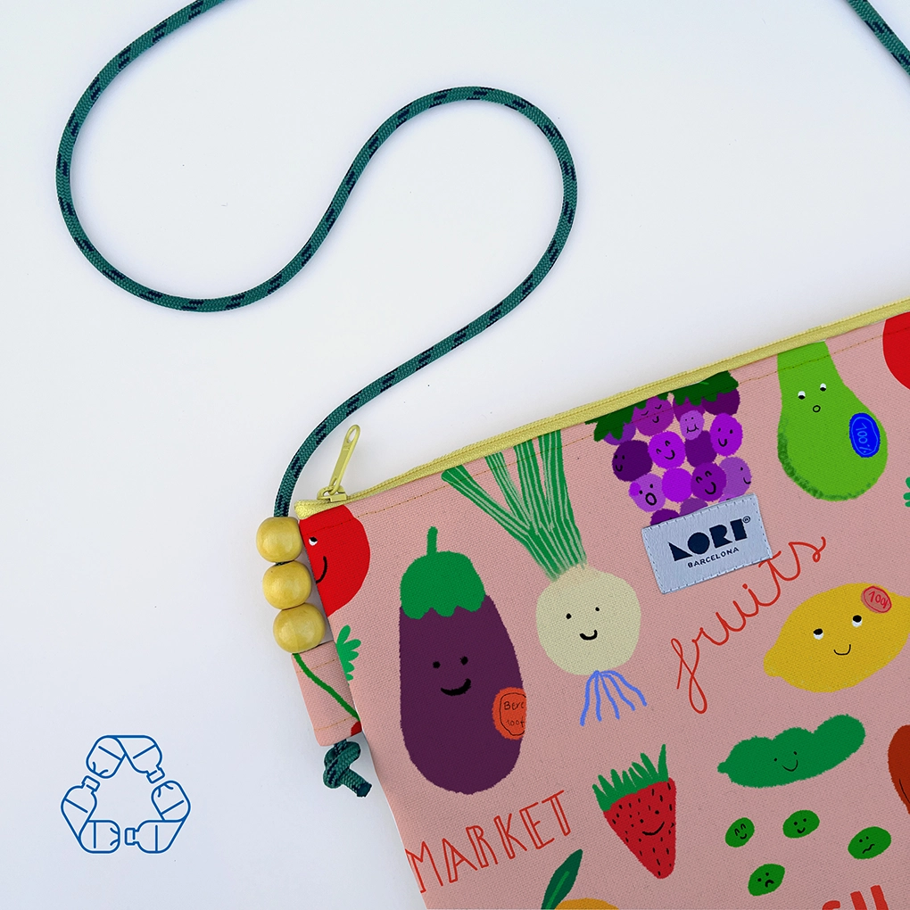 Clutch bag de Lori Barcelona con estampado de frutas y verduras ilustradas por Lusiet, diseño colorido y hecho con tela reciclada