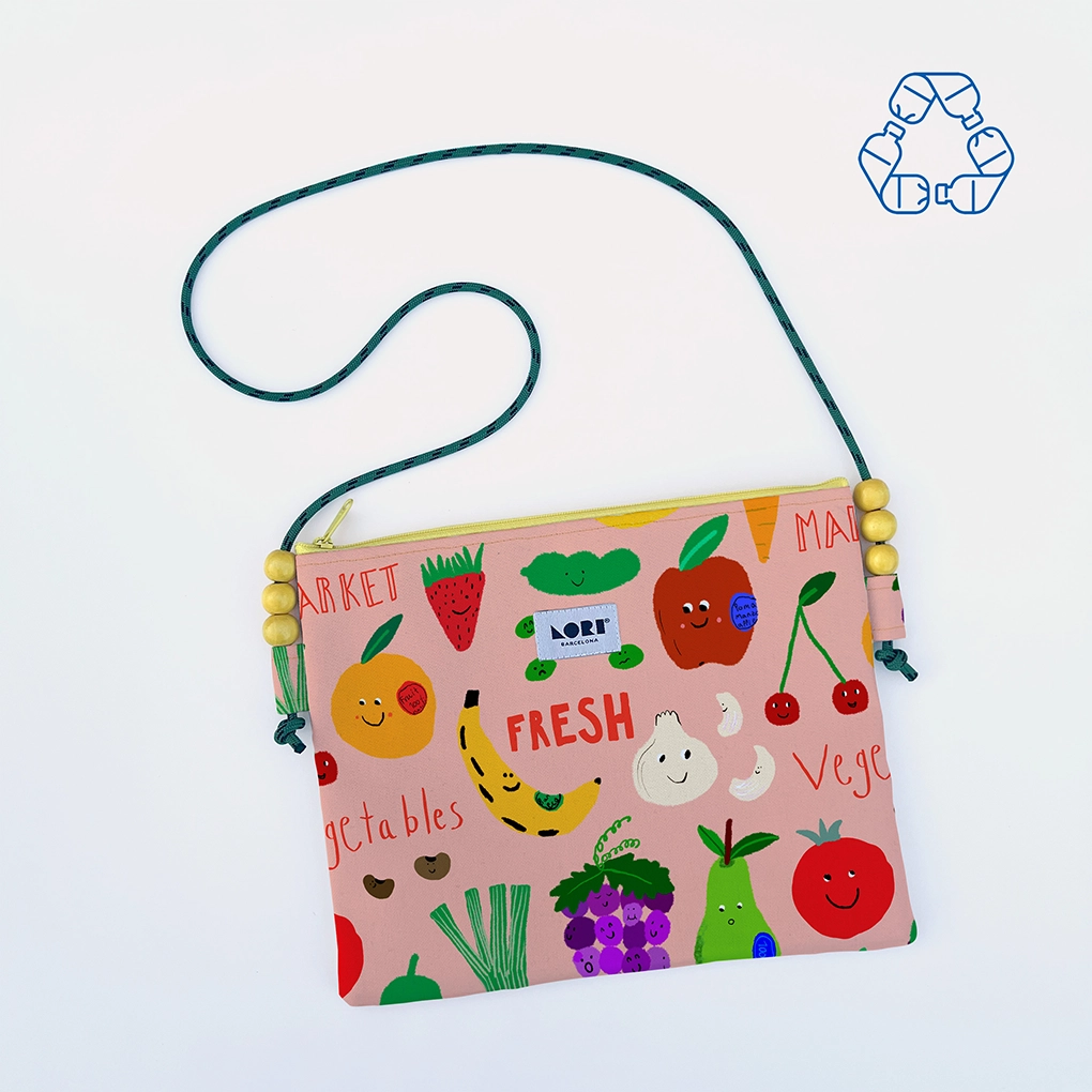 Clutch bag de Lori Barcelona con estampado de frutas y verduras ilustradas por Lusiet, diseño colorido y hecho con tela reciclada