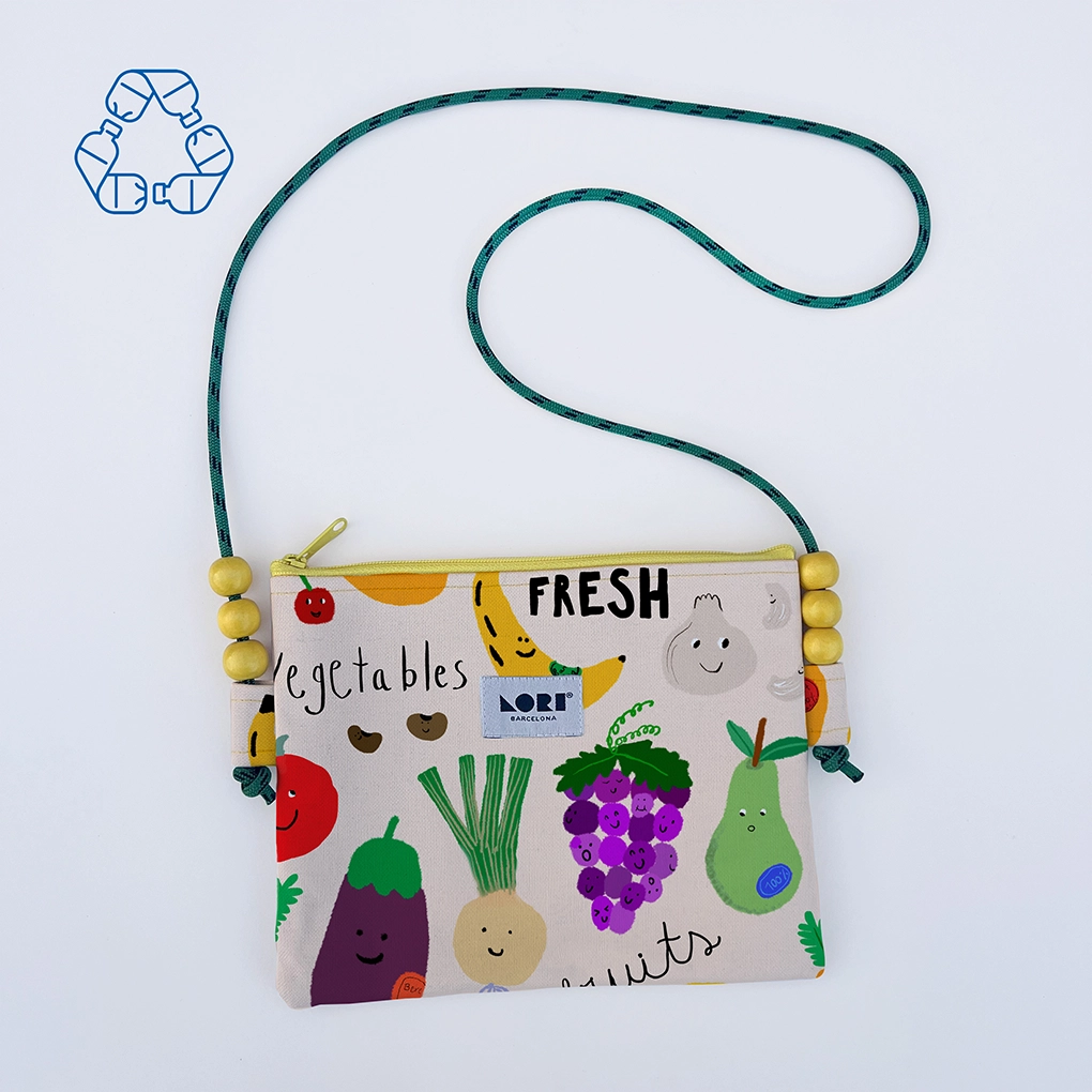 Clutch bag de Lori Barcelona con estampado de frutas y verduras ilustradas por Lusiet, diseño colorido y hecho con tela reciclada