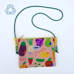 Clutch bag de Lori Barcelona con estampado de frutas y verduras ilustradas por Lusiet, diseño colorido y hecho con tela reciclada
