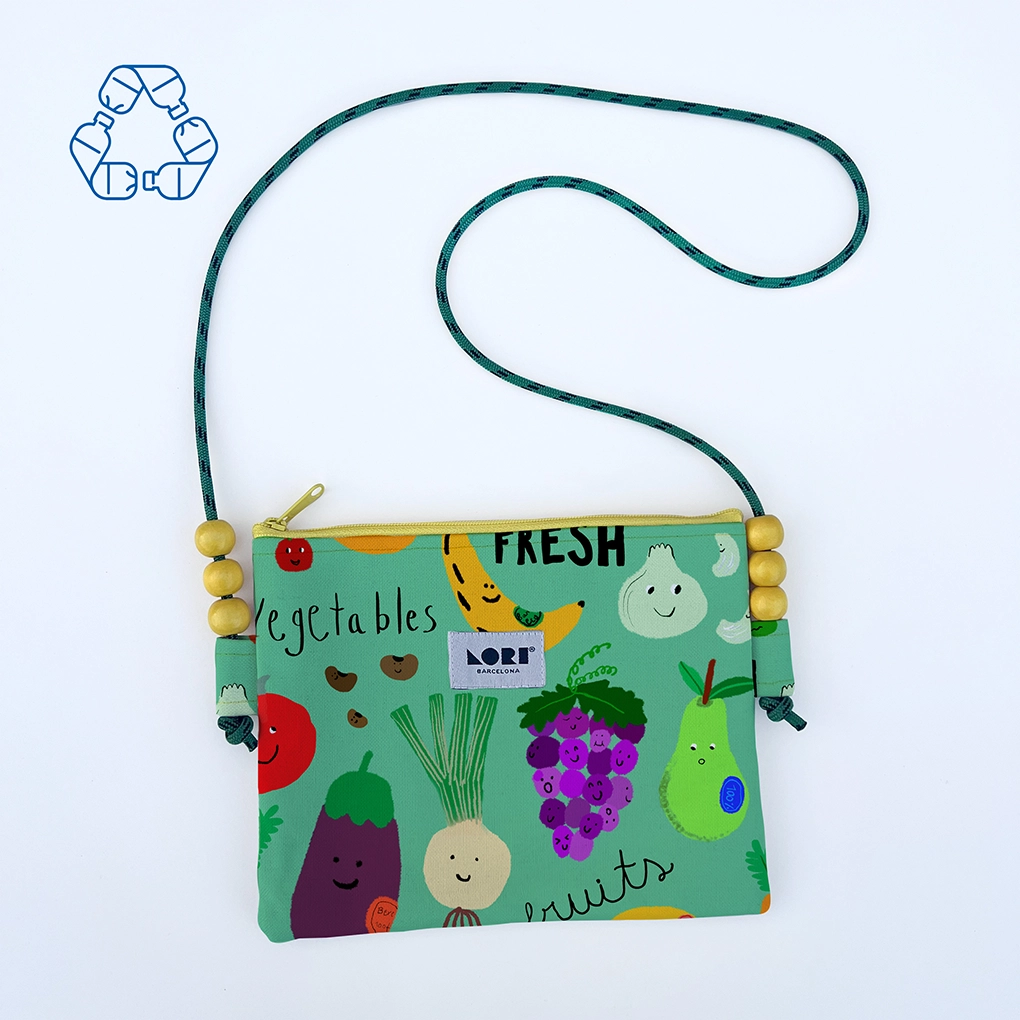 Clutch bag de Lori Barcelona con estampado de frutas y verduras ilustradas por Lusiet, diseño colorido y hecho con tela reciclada